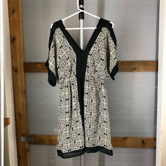 BLACK & Cream V-neck Flowy Open Shoulder Short Sleeve Dress Sz‎ M - Picture 1 of 6